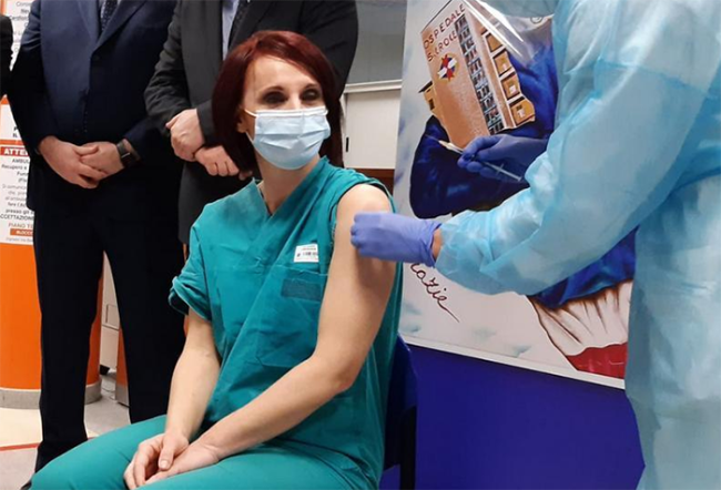 vaccino infermiera verde