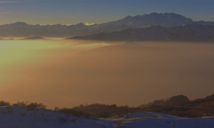 valle nebbia sole alba