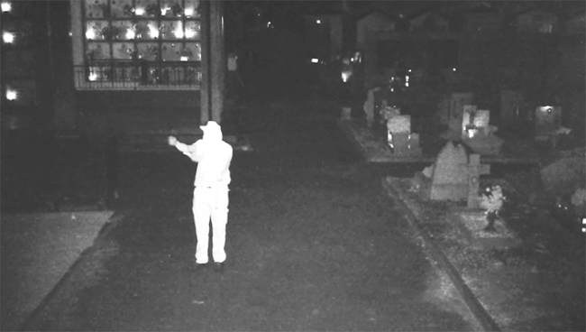 vandalo cimitero telecamera