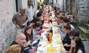 vanzone festa estate tavolata paese