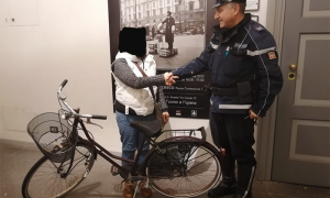 vigile bicicletta domo polizia locale