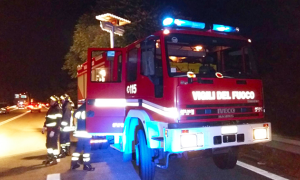 vigili fuoco superstrada notte camion