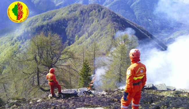 volontari aib vigezzo incendio fuoco sterpaglie