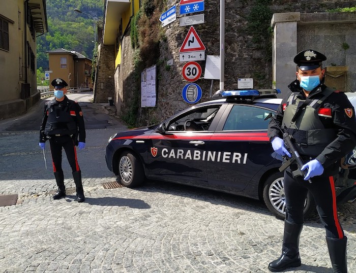 Hashish e coltelli in auto: due giovani denunciati 
