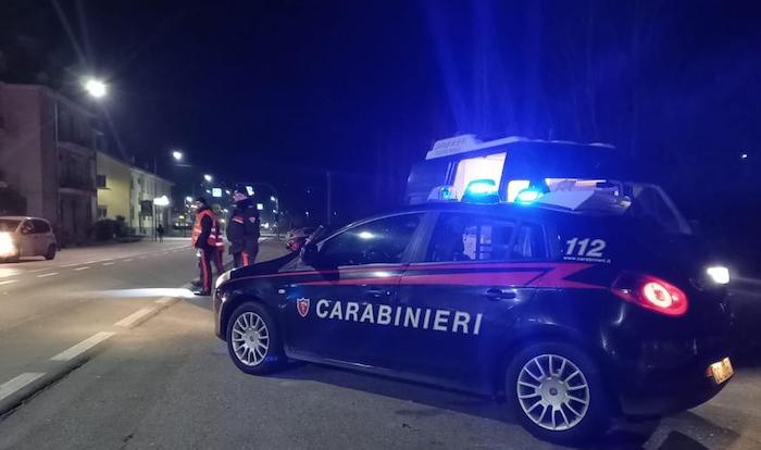 Ha l'obbligo di rimanere in casa di notte, ma non si fa trovare. Denunciato dai CC