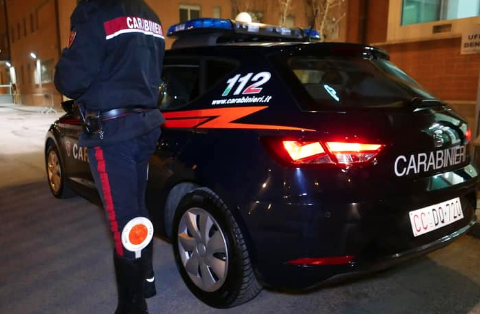 Non può avvicinarsi a casa dell'ex. Sorpreso dai carabinieri lo arrestano