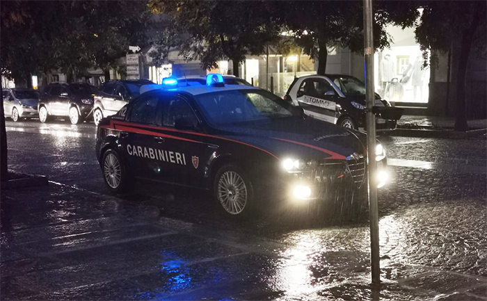 Urta una ragazza, viene violentemente pestato: 4 denunciati, tra cui due minori 