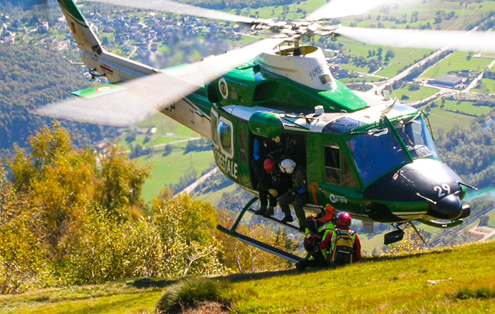 Cade in un dirupo e muore. Il fratello aggrappato a una pianta salvato dal Soccorso