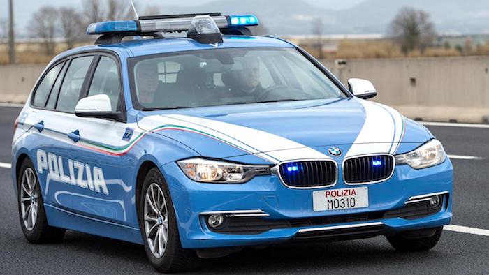 Incidente in superstrada: rimorchio che trasporta una barca perde una ruota