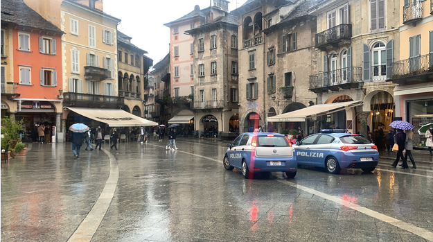 polizia piazzamercato giorno pioggia