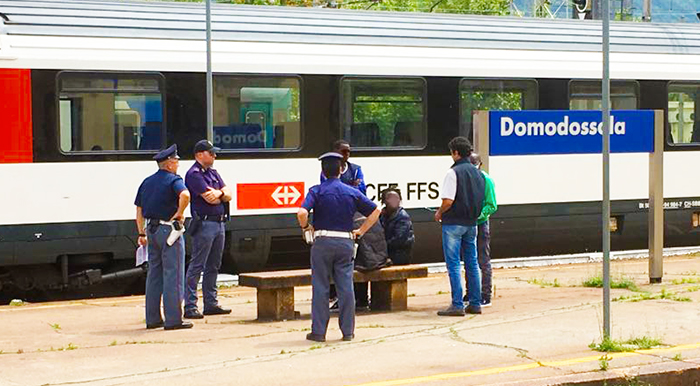 Domo: circa 25 immigrati al giorno respinti in dogana dalla Svizzera