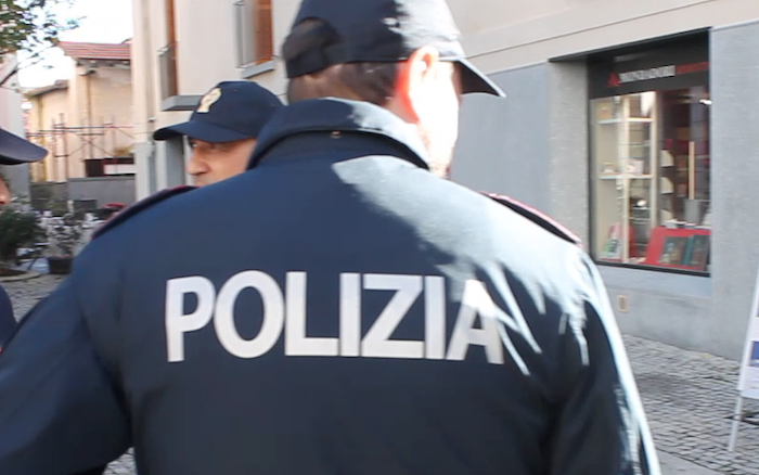 Domese arrestato a Omegna: lancia bottiglia dalla finestra. Fermato col taser