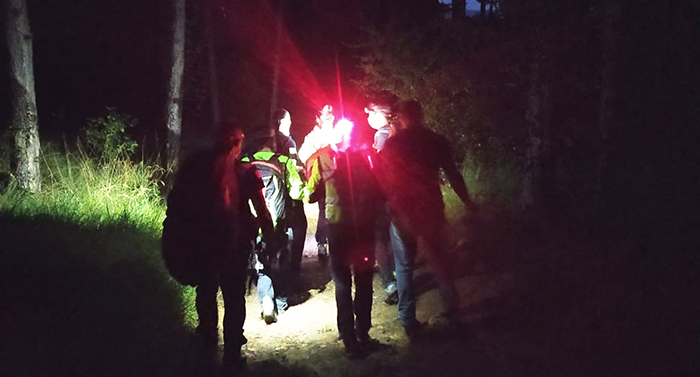 Alpe Quaggiui: anziano infortunato, l'elicottero non vola, soccorritori in azione
