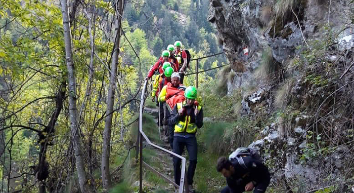 Malore al rifugio, l'elicottero non vola, soccorritori in azione 