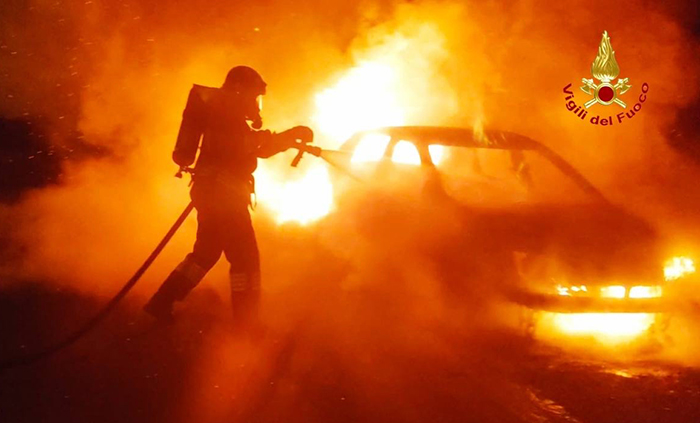 Auto incendiata nella galleria Montecrevola, una della più pericolose d'Europa