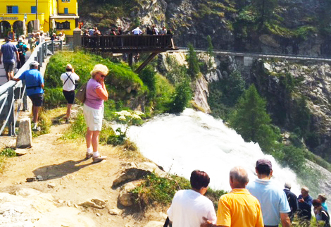 passerella cascata toce turisti