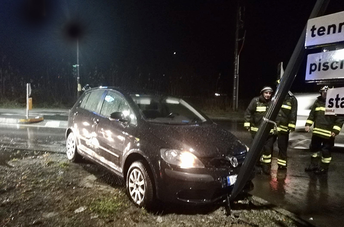 Perde il controllo dell'auto e sbatte contro un palo
