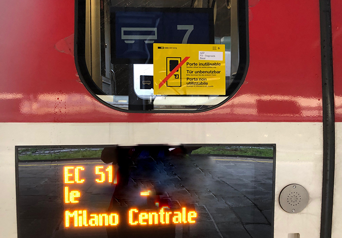 Vetro rotto sul treno svizzero, passeggeri costretti a viaggiare in piedi
