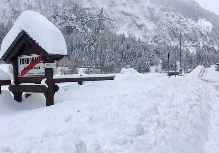 Piccole slavine sulla carreggiata, chiusa al traffico la statale della Formazza