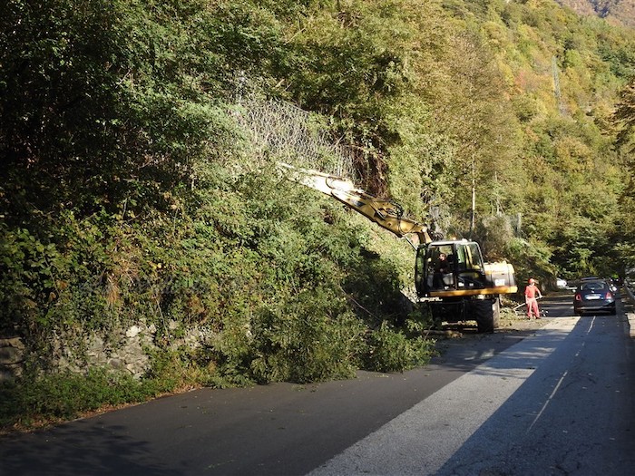 Valle Anzasca, volontari e Comuni ripuliscono la provinciale - Fotogallery