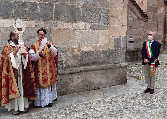  Varzo celebra la Parrocchiale di San Giorgio con una diretta social: saluti delle autorità, messa e processione delle reliquie