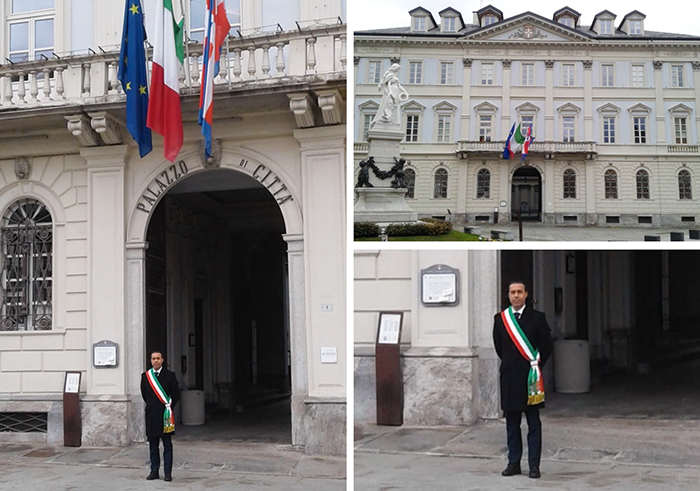 Il sindaco con la fascia tricolore e la bandiera italiana a mezz'asta. Domo commemora le vittime del Coronavirus