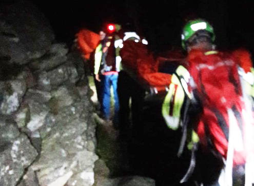 soccorso notte sfuocata camminata