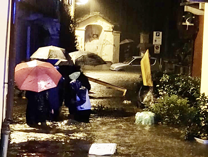 Notte di passione nel Vco per la tempesta d'acqua. Allagamenti, esondazioni, piante e pali caduti, frane. Fotogallery