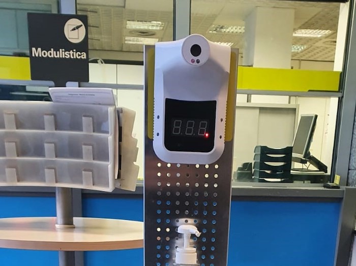 Termoscanner negli uffici postali e temponi ai dipendenti, Poste sollecita priorità vaccini per gli operatori 