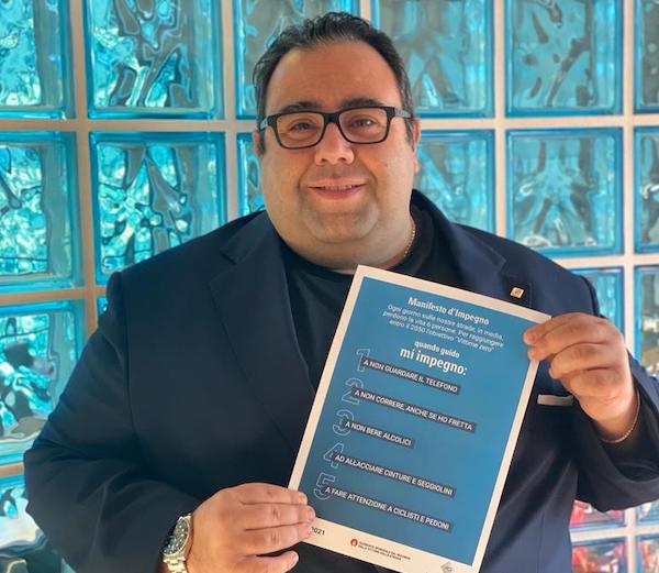 Presidente AC VCO con manifesto dimpegno