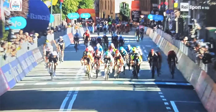Gran Piemonte, vittoria della Bora Hansgrohe a Borgosesia, rischio transenne nel finale per Ganna