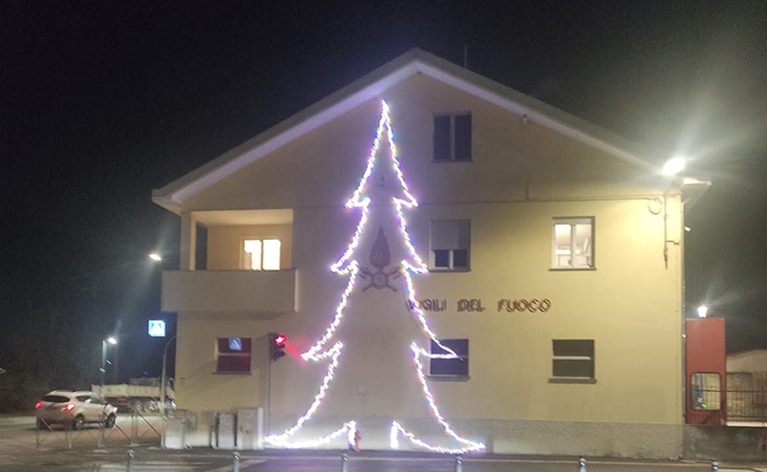 Vandali di Natale: spaccato l'albero di luci della caserma dei Vigili del Fuoco