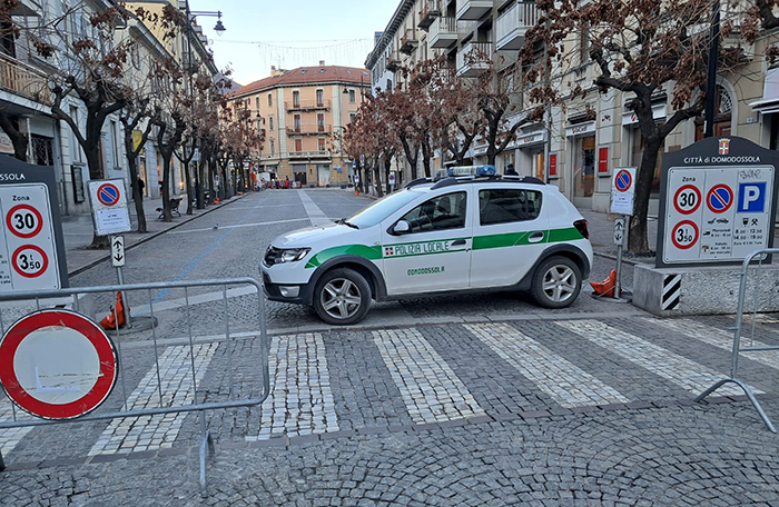 Aumento della sicurezza al Mercato dopo l'attentato in Germania, auto all'ingresso