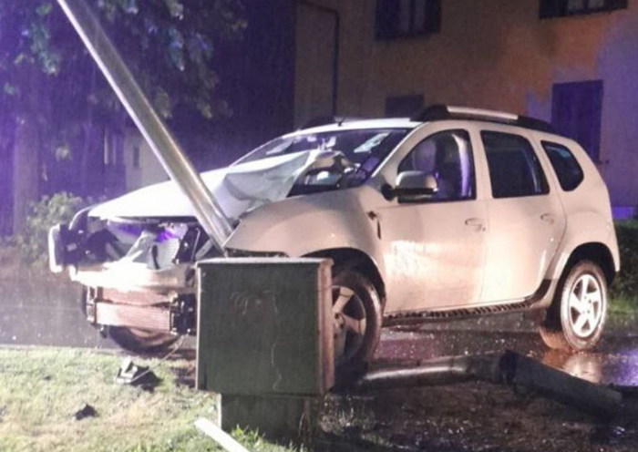 Perde il controllo della sua auto e sbatte contro un palo della luce. Incolume