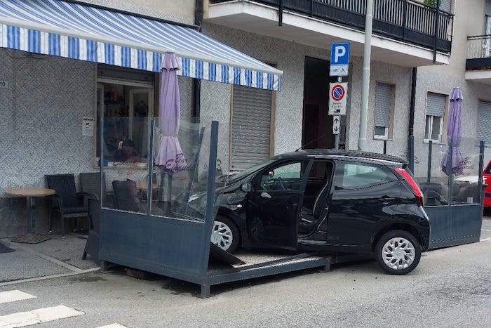 Domo: automobile finisce nel dehor di un bar, illesi i clienti al tavolino 