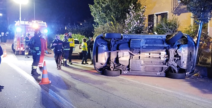 Domo: incidente con tre vetture coinvolte, una finisce sul fianco