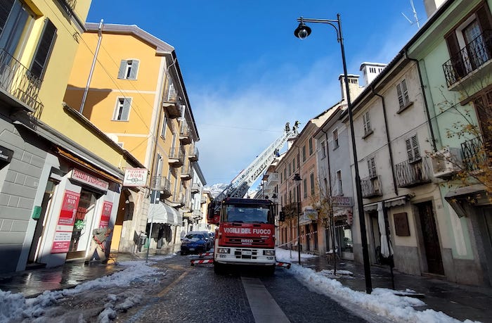 Blocchi di neve cadono in via Binda. In via Italia, caos per le auto in sosta 