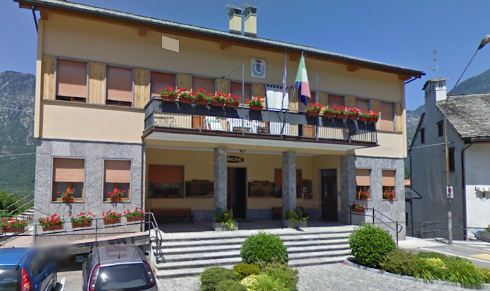 Cade sasso da un fabbricato diroccato, chiusa la mulattiera Naviledo-Alteno  