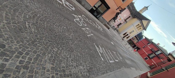 Scritte-sfottò sulla strada: il bersaglio è un carabiniere?