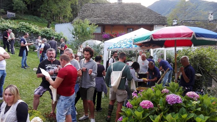 Bene la Cena dei Cortili di Anzino con l'estate che prosegue a suon di eventi