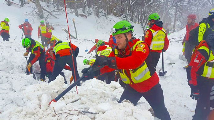 Hotel Rigopiano, arrivati i nuovi volontari del Vco: “I nostri speleologi attraverso i muri”