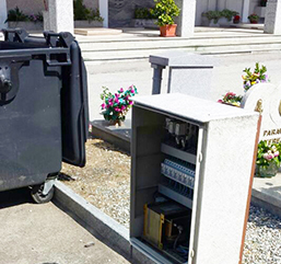Quadri elettrici aperti, fontane rotte che perdono. Degrado al cimitero domese. Fotogallery