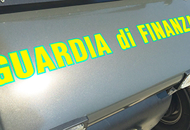 corta guardia finanza scritta auto
