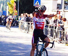 corta rubino mani cielo pedale