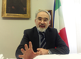 b cattrini mano alzata