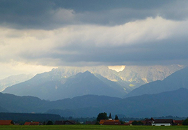 b cielo grigio montagne