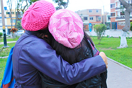 b amiche abbraccio spalle