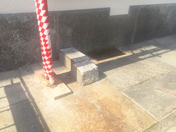 sasso caduto terra balcone