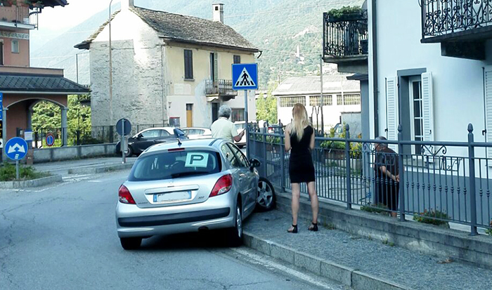 Sbaglia a prendere la rotonda e sbatte sul muro di una casa