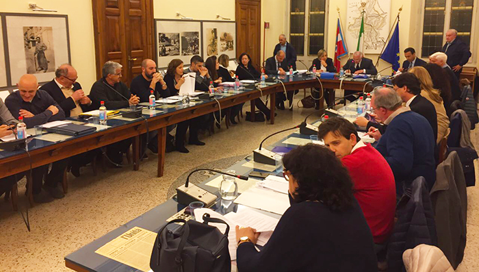 Discussione in consiglio comunale per la gestione dei migranti. Pizzi: "Domo non attiverà lo Sprar". Video